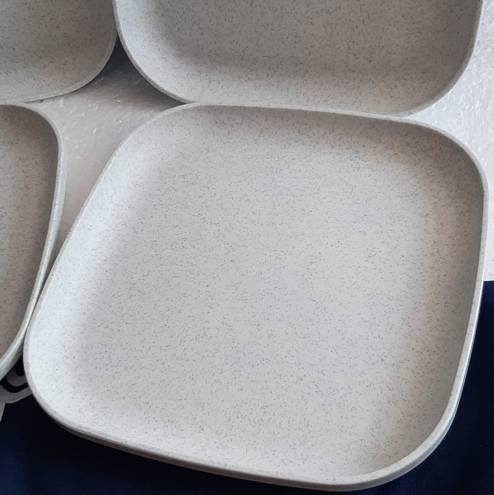 Tupperware Set of Square White Plates - Picture 10 of 12